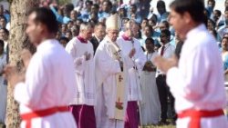 Papst Franziskus, selbst ein Jesuit, bei einer Messfeier während seiner Apostolischen Reise 2017 nach Bangladesch 