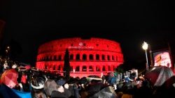 Coliseu iluminado de vermelho recorda perseguição aos cristãos.