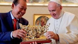 Truong schenkte dem Papst eine Drachenskulptur