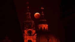 Blutmond über Prag