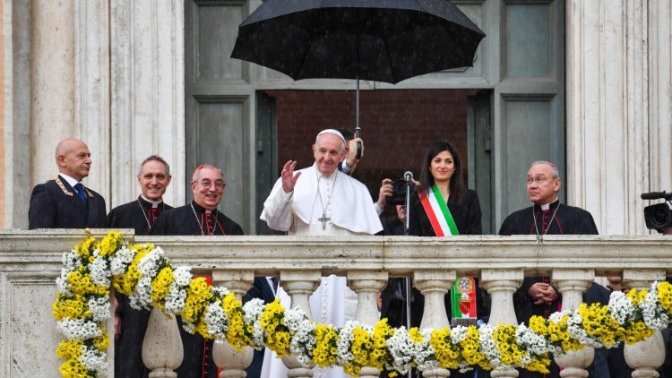 Papež Frančišek je 26. marca 2019 obiskal Kapitolski grič. Takrat je bila županja Rima Virginia Raggi.