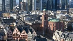 Blick auf Frankfurt: Das historische Römer-Rathaus und die Paulskirche