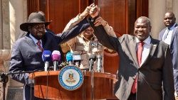 Präsident Salva Kiir und Oppositionsführer Riek Machar nach Friedensgesprächen in Juba