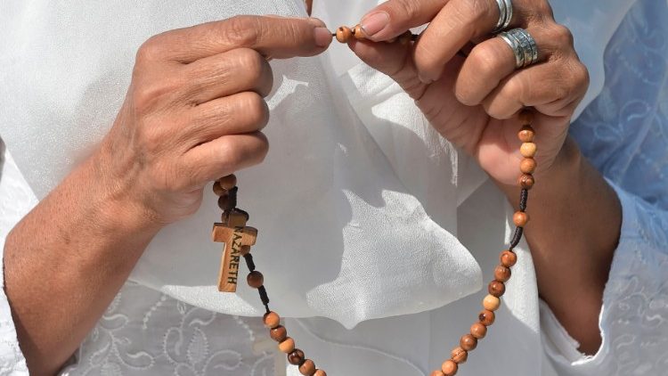 Annual Global Rosary Relay Invites Prayers For Pope Francis Vatican News