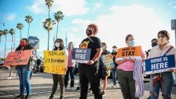 미국이 70만 명의 이주 아동을 보호하기 위한 법안을 거부하자 사람들이 피켓 시위를 하고 있다.