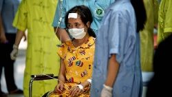 Eine verletzte Frau aus dem Bundeststaat Kayin wird in einem Krankenhaus in Thailand medizinisch versorgt