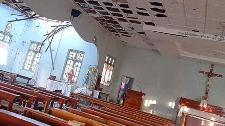Một nhà thờ của giáo phận Loikaw bị trúng bom đạn