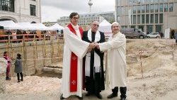 Priester, Rabbiner und Imam bei Grundsteinlegung für ein „House of One“ in Berlin, Mai ‘21