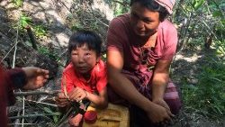 Menschen suchen Schutz in einem Dschungel in Demoso, in der Provinz Kayah, Myanmar