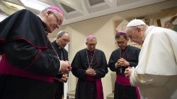 Papst Franziskus betet am 6. Oktober - zwei Tage nach Veröffentlichung des Missbrauchs-Berichts - mit vier Bischöfen aus Frankreich