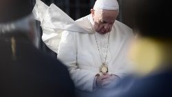 Папа Францішак падчас малітвы за мір у рымскім Калізеі 7 кастрычніка 2021 года