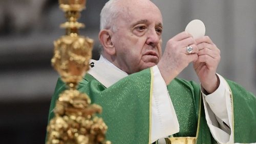 Papież zachęca do adoracji Jezusa w Eucharystii