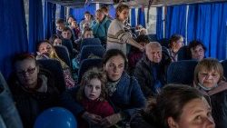 Ukrainische Flüchtlinge reisen am Montag per Bus in Polen ein