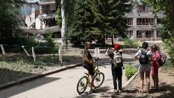 Schüler vor ihrer durch russische Bombenangriffe teilweise zerstörten Schule in Kostyantynivka, Region Donetsk (Archivbild vom Juli 2022)