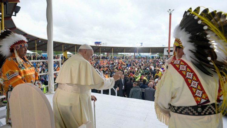 Papst Franziskus während seiner Apostolischen Reise nach Kanada im Juli 2022. Hier bei einerm Treffen mit Mitgliedern indigener Gemeinschaften