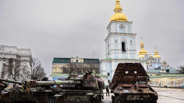 Zerstörte russische Panzer, die in Kyiv ausgestellt wurden