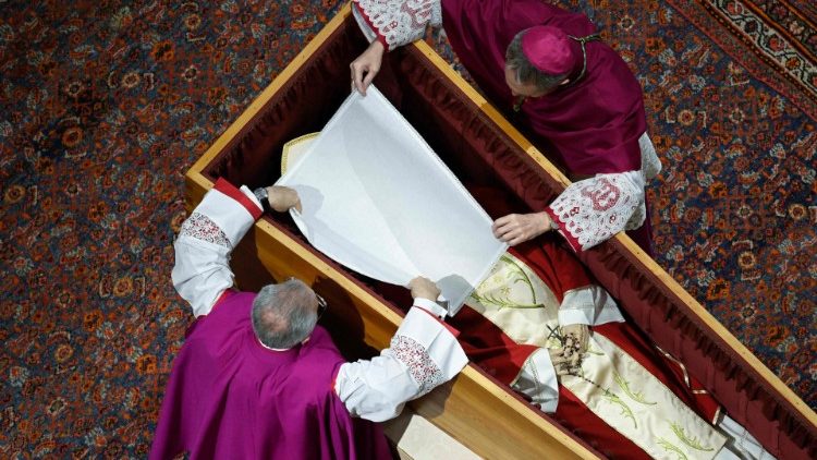एक विधि के तहत पोप बेनेडिक्ट के चेहरे को ढंकते हुए