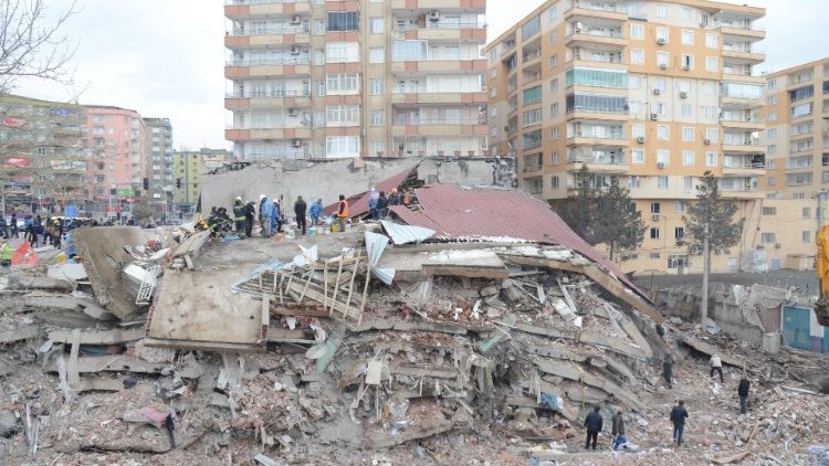 तुर्की में भूकंप से गिरे हुए भवनों के मलवों में दबे लोगों को खोजते हुए राहतकर्मी