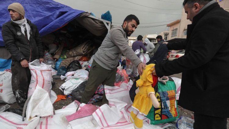 सीरिया की राजधानी एरबिल में मदद के लिए पैकेट तैयार करते स्वयंसेवक