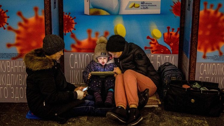Mieszkańcy Kijowa chroniący się na stacji metra w czasie alarmu przeciwlotnicznego, 10 lutego 2023