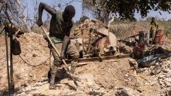 Un lavoratore nelle miniere del Senegal