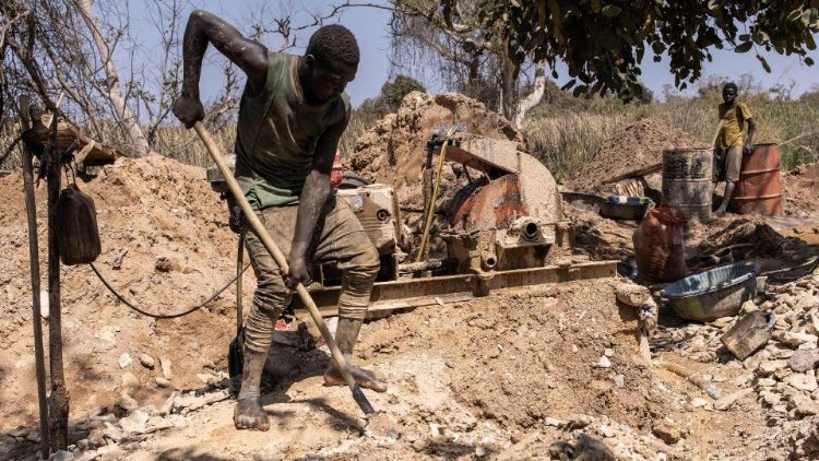 Un lavoratore nelle miniere del Senegal
