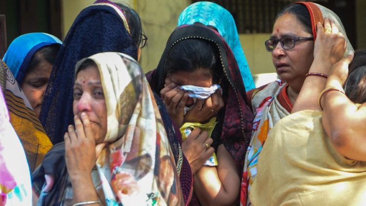 इंदौर के बेलेश्वर महादेव झूलेलाल मंदिर में हुई एक हादसा के बाद शोकित महिलाएँ
