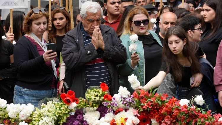 अर्मेनियाई नरसंहार स्मृति स्थल पर फूल चढ़ाते लोग 