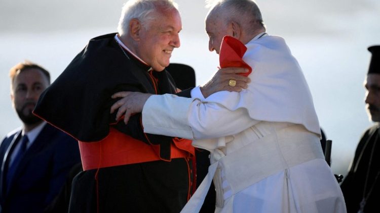 O abraço do arcebispo de Marselha ao Papa na sua visita 22 de setembro de 2023