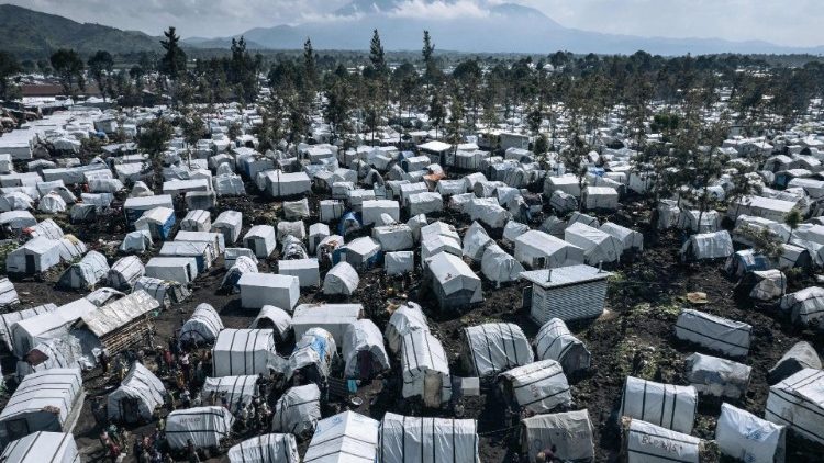 Le camp de déplacés de Rusayo, qui abrite des dizaines de milliers de personnes déplacées par la guerre, situé au pied de Nyiragongo, à la périphérie de Goma, dans l'est de la République démocratique du Congo.