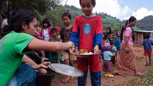 Myanmar: „Halbes Land auf der Flucht“