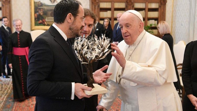 Le Pape François et le président chypriote Níkos Christodoulídis.  