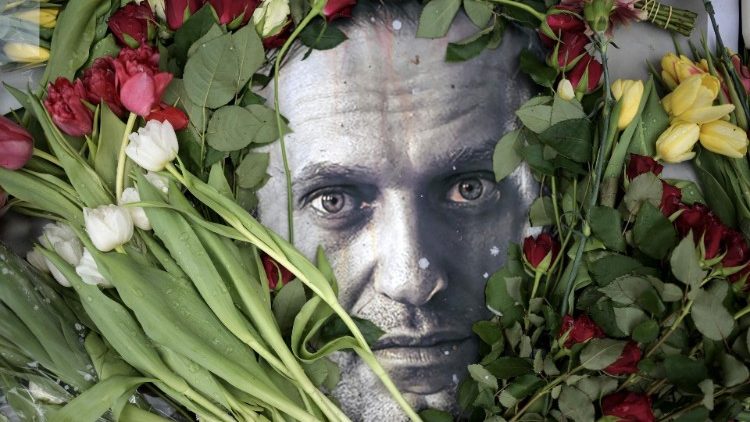 Des fleurs posées sur le portrait d'Alexeï Navalny en face de l'ancien consulat russe de Francfort-sur-le-Main en Allemagne, le 19 février 2024.