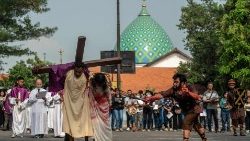 Católicos indonésios durante a Sexta-feira da Paixão em Surabaya, oeste de Java.