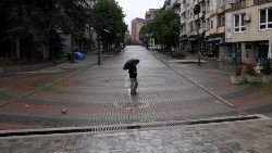 Straße in Mitrovica, Kosovo - eines der Länder, in denen Renovabis hilft