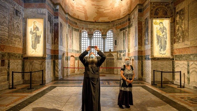 Visitatori nella chiesa di Istanbul per 79 anni adibita a museo
