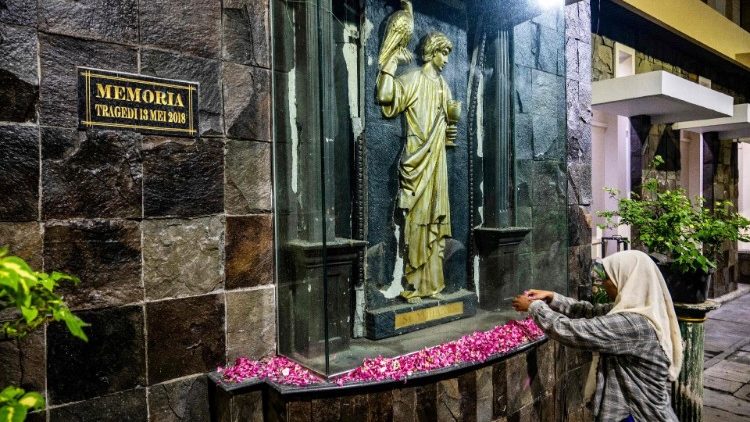 Memorial em frente à Igreja Católica de Santa Maria em Surabaya recorda vítimas de atentado suicida (Foto de 13 de maio de 2024)