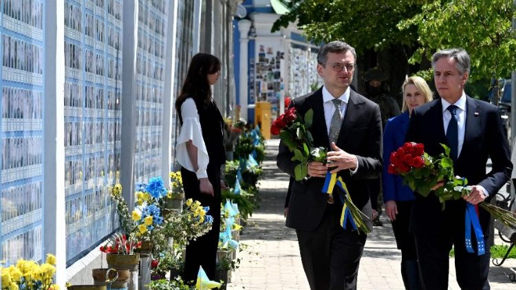 Il Segretario di Stato USA Blionken e il ministro degli esteri ucraino rendono omaggio al memoriale dei caduti a Kiyv.