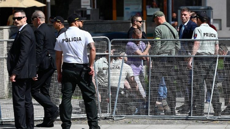 Sicherheitskräfte bei der Festnahme eines mutmaßlichen Schützen, nachdem der slowakische Ministerpräsident am 15. Mai in Handlova, Slowakei, angeschossen wurde.