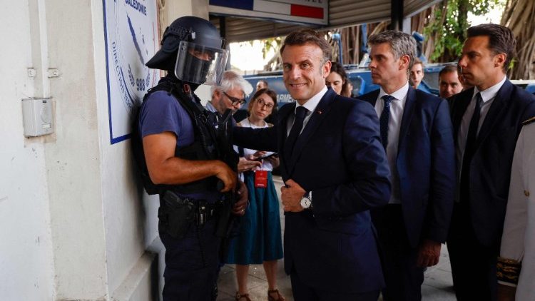 Il presidente francese Macron in visita nella Nuova Caledonia