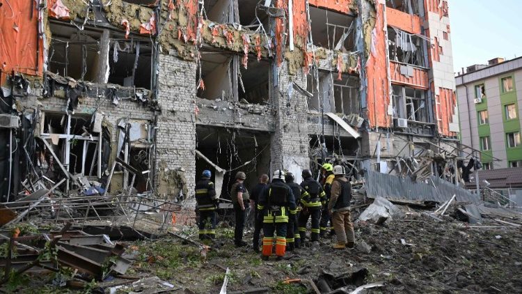 Bombeiros inspecionam um prédio de escritórios fortemente danificado após o ataque aéreo russo em Kharkiv, em 25 de maio de 2024, em meio à invasão russa da Ucrânia. Outro ataque atingiu o centro de Kharkiv, ferindo 14 pessoas em uma área onde estão localizados um correio, um cabeleireiro e um café, disse o prefeito da cidade, Igor Terekhov. (Foto de SERGEY BOBOK/AFP)