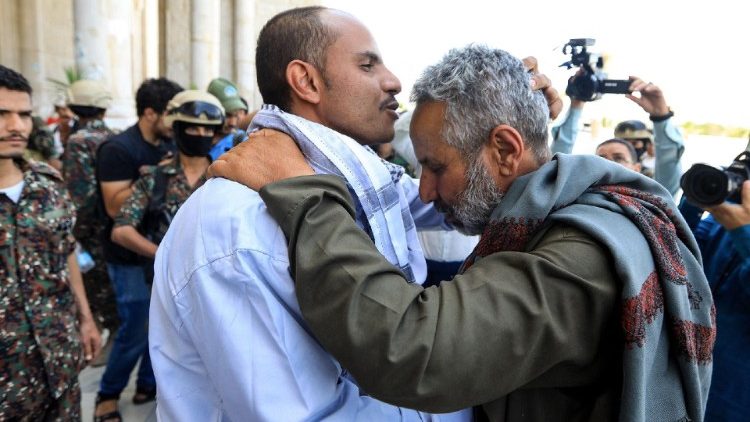 Einer der Kriegsgefangenen wird nach seiner Freilassung am 26. Mai 2024 in Sanaa von einem Familienmitglied begrüßt. 