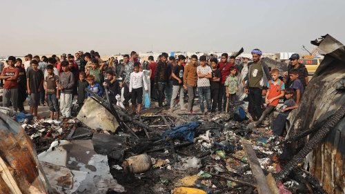 Bombardeio israelense num acampamento em Rafah deixa ao menos 50 mortos