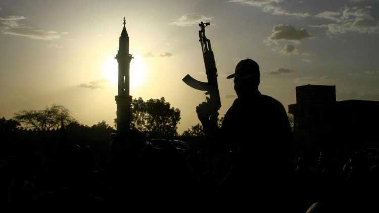 Un militaire soudanais soulevant son arme