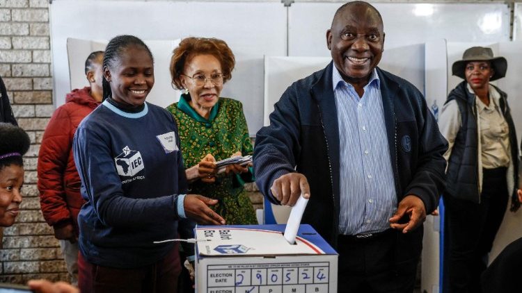 Le président Cyril Ramaphosa, président de l'ANC, en train de déposer son bulletin de vote à Soweto ce mercredi 29 mai. 