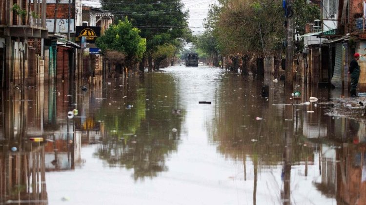 Brasile: periferia di Porto Alegre ancora allagata