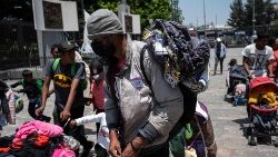 Latin-amerikai migránsok az amerikai határ felé