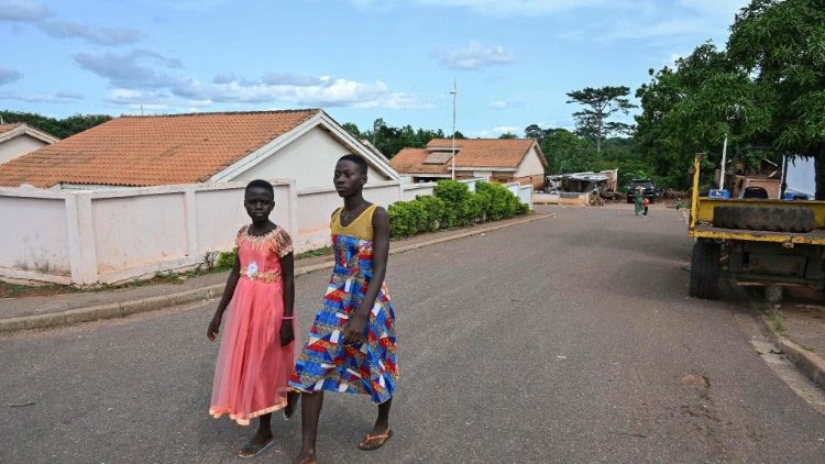 Elfenbeinküste, Dorfbewohnerinnen unterwegs