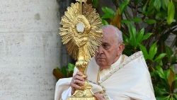 Papež František při požehnání na slavnost Nejsvětějšího Těla a Krve Páně, 2. června 2024 - archivní foto