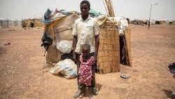 Un père et sa fille dans le camp de déplacés de Dori, dans le nord-est du Burkina Faso. 
